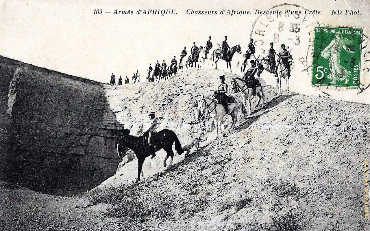 2506- Algerie - Chasseurs d'Afrique - Descente d'une Crete - 1917.jpg